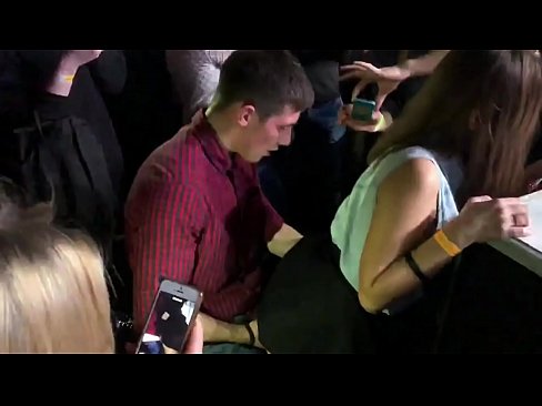 ❤️ Ubulili bangempela ku-nightclub yaseRussia. Intombazane yaseRussia eneminyaka engu-18 ubudala ingene endunu nasesithweni sangasese e-nightclub Izocansi ku-porn zu.tubsexer-porn.ru ❤